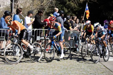 Barselona, İspanya; 1 Nisan 2025: Barcelona 'da bir spor müsabakasında profesyonel yol bisikletçileri yarışıyor.