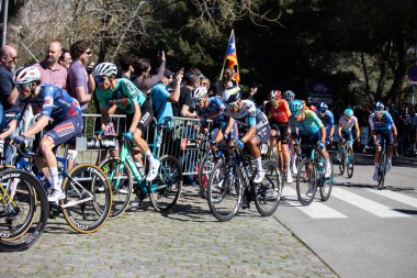 Barselona, İspanya; 1 Nisan 2025: Barcelona 'da bir spor müsabakasında profesyonel yol bisikletçileri yarışıyor.