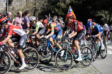 Barselona, İspanya; 1 Nisan 2025: Barcelona 'da bir spor müsabakasında profesyonel yol bisikletçileri yarışıyor.