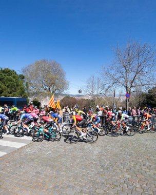 Barselona, İspanya; 1 Nisan 2025: Barcelona 'da bir spor müsabakasında profesyonel yol bisikletçileri yarışıyor.