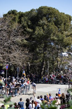 Barselona, İspanya; 1 Nisan 2025: Profesyonel yol bisikletçileri Primoz Rogliç Barselona 'da düzenlenen bir spor müsabakasında yarışıyor. 