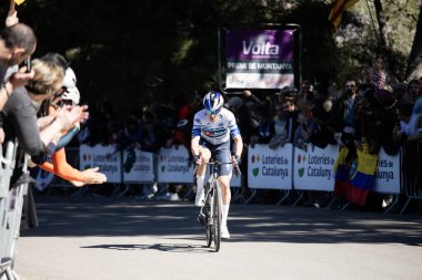 Barselona, İspanya; 1 Nisan 2025: Profesyonel yol bisikletçileri Primoz Rogliç Barselona 'da düzenlenen bir spor müsabakasında yarışıyor. 