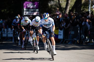 Barselona, İspanya; 1 Nisan 2025: Profesyonel yol bisikletçileri Primoz Rogliç Barselona 'da düzenlenen bir spor müsabakasında yarışıyor. 