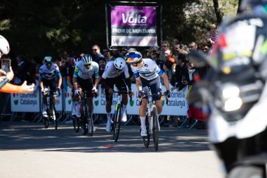 Barselona, İspanya; 1 Nisan 2025: Profesyonel yol bisikletçileri Primoz Rogliç Barselona 'da düzenlenen bir spor müsabakasında yarışıyor. 