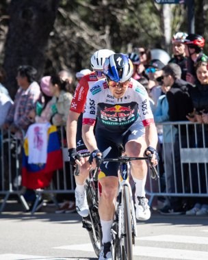 Barselona, İspanya; 1 Nisan 2025: Profesyonel yol bisikletçileri Jan Tratnik Barcelona 'da bir spor müsabakasında yarışıyor. 