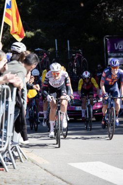 Barselona, İspanya; 1 Nisan 2025: Profesyonel yol bisikletçileri Julius Johansen Barcelona 'da düzenlenen bir spor müsabakasında yarışacak. 