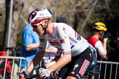 Barselona, İspanya; 1 Nisan 2025: Profesyonel yol bisikletçileri James Knox Barcelona 'da bir spor müsabakasında yarışıyor. 