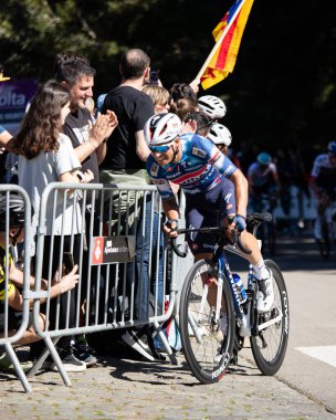 Barselona, İspanya; 1 Nisan 2025: Profesyonel yol bisikletçileri Mikel Landa Barcelona 'da bir spor müsabakasında yarışıyor. 