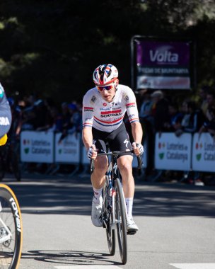 Barselona, İspanya; 1 Nisan 2025: Profesyonel yol bisikletçileri James Knox Barcelona 'da bir spor müsabakasında yarışıyor. 