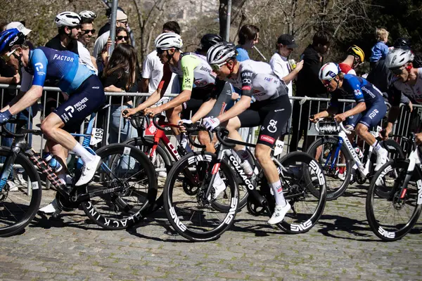 Barselona, İspanya; 1 Nisan 2025: Profesyonel yol bisikletçileri Pablo Torres Barcelona 'da bir spor müsabakasında yarışıyor. 