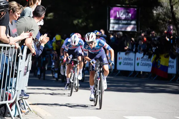 Barselona, İspanya; 1 Nisan 2025: Profesyonel yol bisikletçileri Junior Lecerf Barcelona 'da bir spor müsabakasında yarışıyor. 