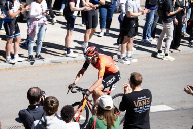 Barselona, İspanya; 1 Nisan 2025: Profesyonel yol bisikletçileri Geraint Thomas Barcelona 'da bir spor müsabakasında yarışıyor. 