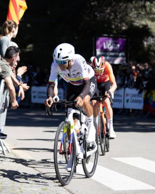 Barselona, İspanya; 1 Nisan 2025: Profesyonel yol bisikletçileri Egan Bernal Barcelona 'da düzenlenen bir spor müsabakasında yarışıyor. 