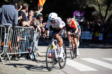 Barselona, İspanya; 1 Nisan 2025: Profesyonel yol bisikletçileri Egan Bernal Barcelona 'da düzenlenen bir spor müsabakasında yarışıyor. 