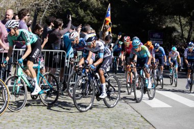 Barselona, İspanya; 1 Nisan 2025: Barcelona 'da düzenlenen bir spor müsabakasında profesyonel yol bisikletçileri Nairo Quintana yarışıyor. 