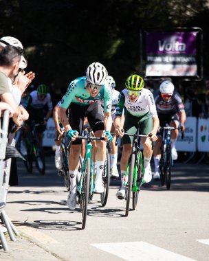 Barselona, İspanya; 1 Nisan 2025: Barcelona 'da bir spor müsabakasında profesyonel yol bisikletçileri yarışıyor. 