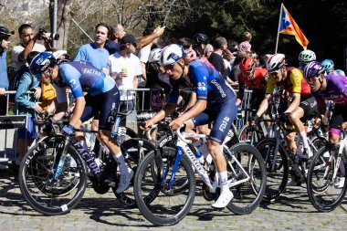 Barselona, İspanya; 1 Nisan 2025: Profesyonel yol bisikletçileri Lorenzo Germani Barcelona 'da düzenlenen bir spor müsabakasında yarışıyor. 