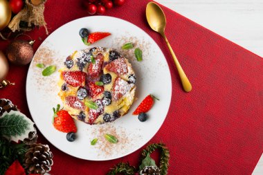 Kırmızı böğürtlenli Fransız turtası. Noel süslemeleri ile en üstteki görünüm masası.