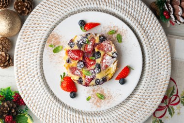 Kırmızı böğürtlenli Fransız turtası. Noel süslemeleri ile en üstteki görünüm masası.