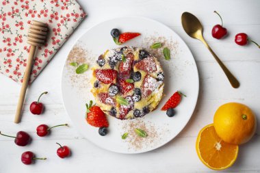 Kırmızı böğürtlenli Fransız turtası. Üst görünüm tablosu.