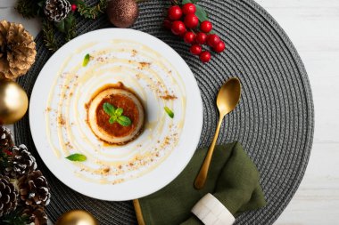 Geleneksel İspanyol tarifiyle yapılmış yumurtalı tart. Noel süslemeleri ile en üstteki görünüm masası.