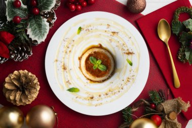 Geleneksel İspanyol tarifiyle yapılmış yumurtalı tart. Noel süslemeleri ile en üstteki görünüm masası.