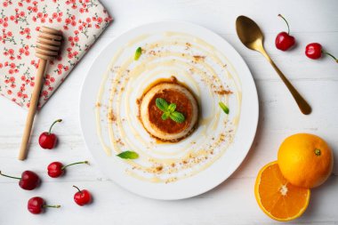 Geleneksel İspanyol tarifiyle yapılmış yumurtalı tart. Noel süslemeleri ile en üstteki görünüm masası.