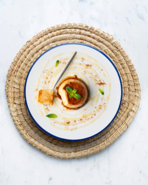 Geleneksel İspanyol tarifiyle yapılmış yumurtalı tart. Noel süslemeleri ile en üstteki görünüm masası.