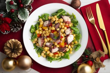 Salpicon de pulpo 'da. Nohut, roka ve sebzeli ahtapot salatası. Noel süslemeleri ile en üstteki görünüm masası.