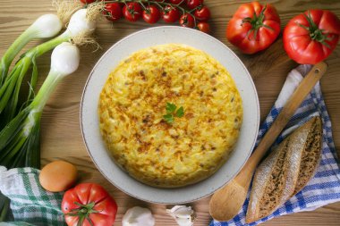 Patates ve soğanlı İspanyol omleti. Noel süslemeleri ile en üstteki görünüm masası.