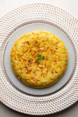 Patates ve soğanlı İspanyol omleti. Noel süslemeleri ile en üstteki görünüm masası.