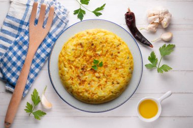 Patates ve soğanlı İspanyol omleti. Noel süslemeleri ile en üstteki görünüm masası.