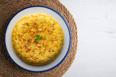 Patates ve soğanlı İspanyol omleti. Noel süslemeleri ile en üstteki görünüm masası.