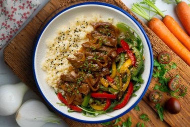 Soya bifteği, biber ve pilav. Noel süslemeleri ile en üstteki görünüm masası.