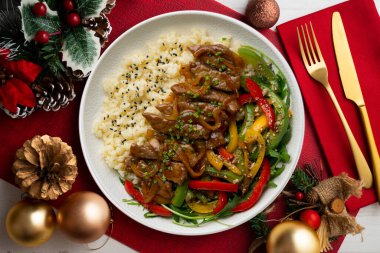 Soya bifteği, biber ve pilav. Noel süslemeleri ile en üstteki görünüm masası.