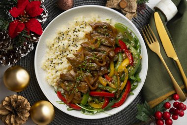 Soya bifteği, biber ve pilav. Noel süslemeleri ile en üstteki görünüm masası.