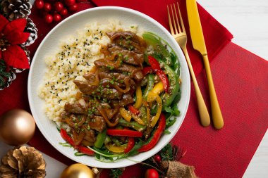 Soya bifteği, biber ve pilav. Noel süslemeleri ile en üstteki görünüm masası.