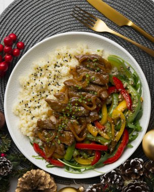 Soya bifteği, biber ve pilav. Noel süslemeleri ile en üstteki görünüm masası.