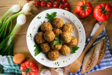 Maydanoz soslu nohut köftesi kızartması. Noel süslemeleri ile en üstteki görünüm masası.