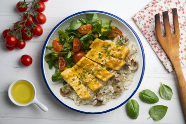 Peynir, pirinç ve salata ile dolu bir omlet ile tabak. Noel süslemeleri ile en üstteki görünüm masası.