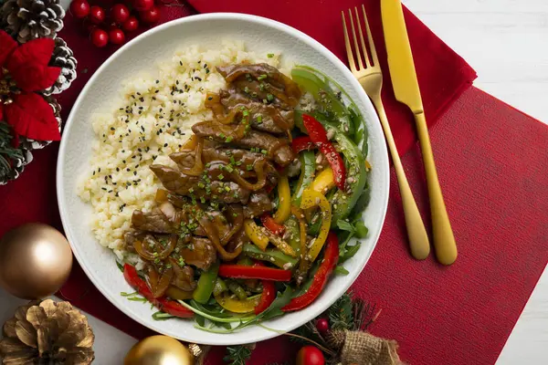 Soya bifteği, biber ve pilav. Noel süslemeleri ile en üstteki görünüm masası.