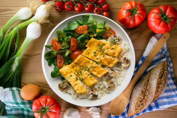 Peynir, pirinç ve salata ile dolu bir omlet ile tabak. Noel süslemeleri ile en üstteki görünüm masası.