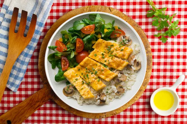 Peynir, pirinç ve salata ile dolu bir omlet ile tabak. Noel süslemeleri ile en üstteki görünüm masası.