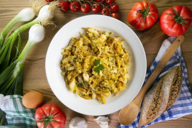 Morina sütyeni, patatesli altın morina balığı, geleneksel Portekiz yemeği. Noel süslemeleri ile en üstteki görünüm masası.