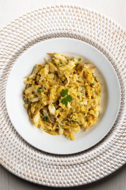 Morina sütyeni, patatesli altın morina balığı, geleneksel Portekiz yemeği. Noel süslemeleri ile en üstteki görünüm masası.