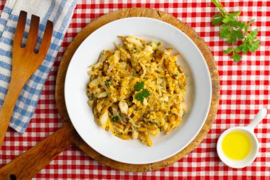 Morina sütyeni, patatesli altın morina balığı, geleneksel Portekiz yemeği. Noel süslemeleri ile en üstteki görünüm masası.