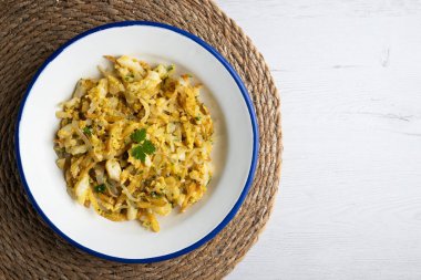 Morina sütyeni, patatesli altın morina balığı, geleneksel Portekiz yemeği. Noel süslemeleri ile en üstteki görünüm masası.