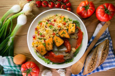 Fırında somon, biber ve kuskus salatası. Noel süslemeleri ile en üstteki görünüm masası.