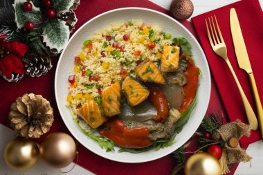 Fırında somon, biber ve kuskus salatası. Noel süslemeleri ile en üstteki görünüm masası.