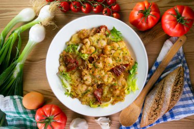 Tortillas de Camarones İspanyol tapası. Noel süslemeleri ile en üstteki görünüm masası.